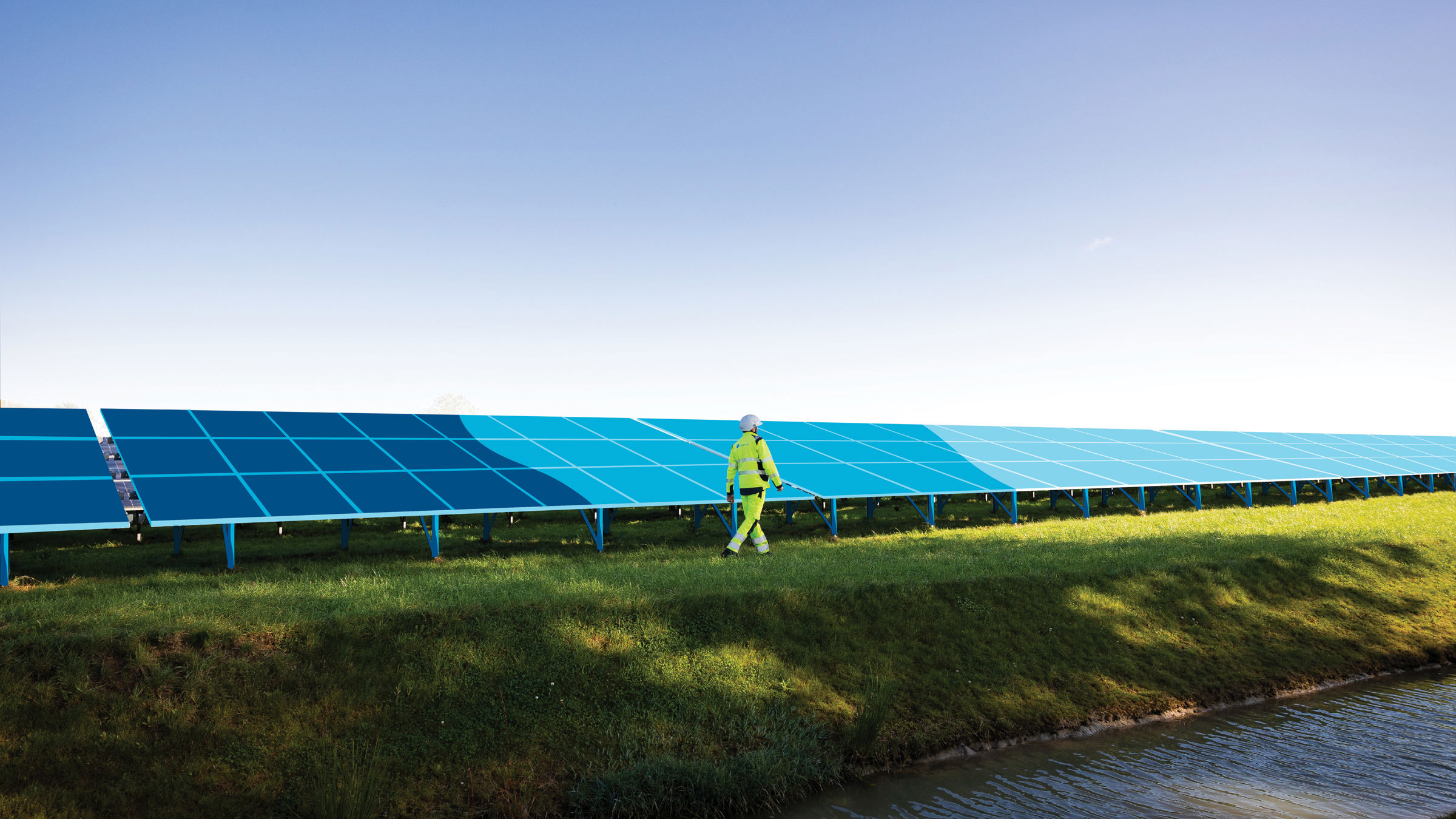 Trabajador de Statkraft camina al lado de una planta de energía solar