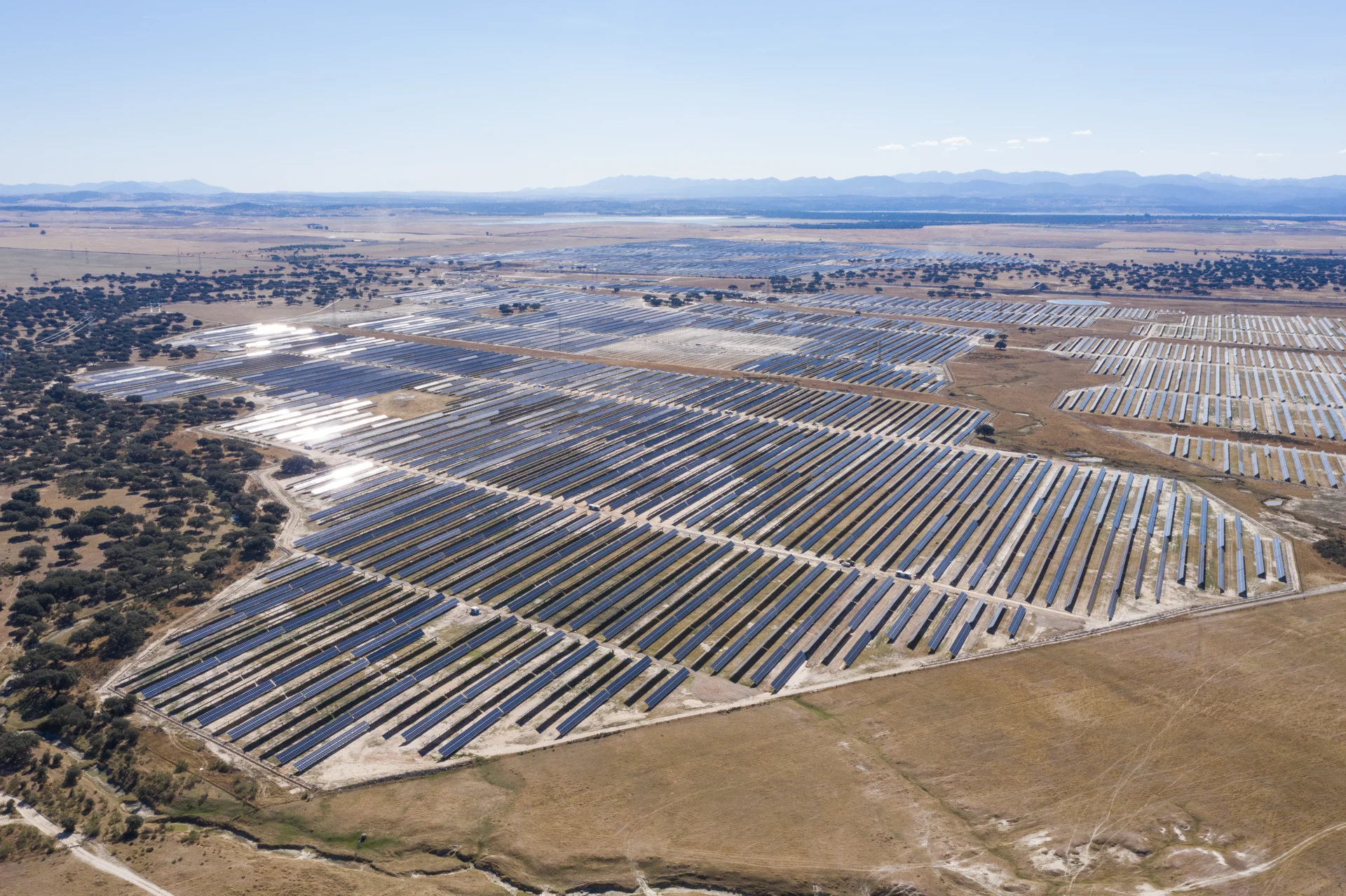 Planta solar de Solarcentury ubicada en Extremadura, España. Uno de los parques solares más grandes del país (300 MWp).